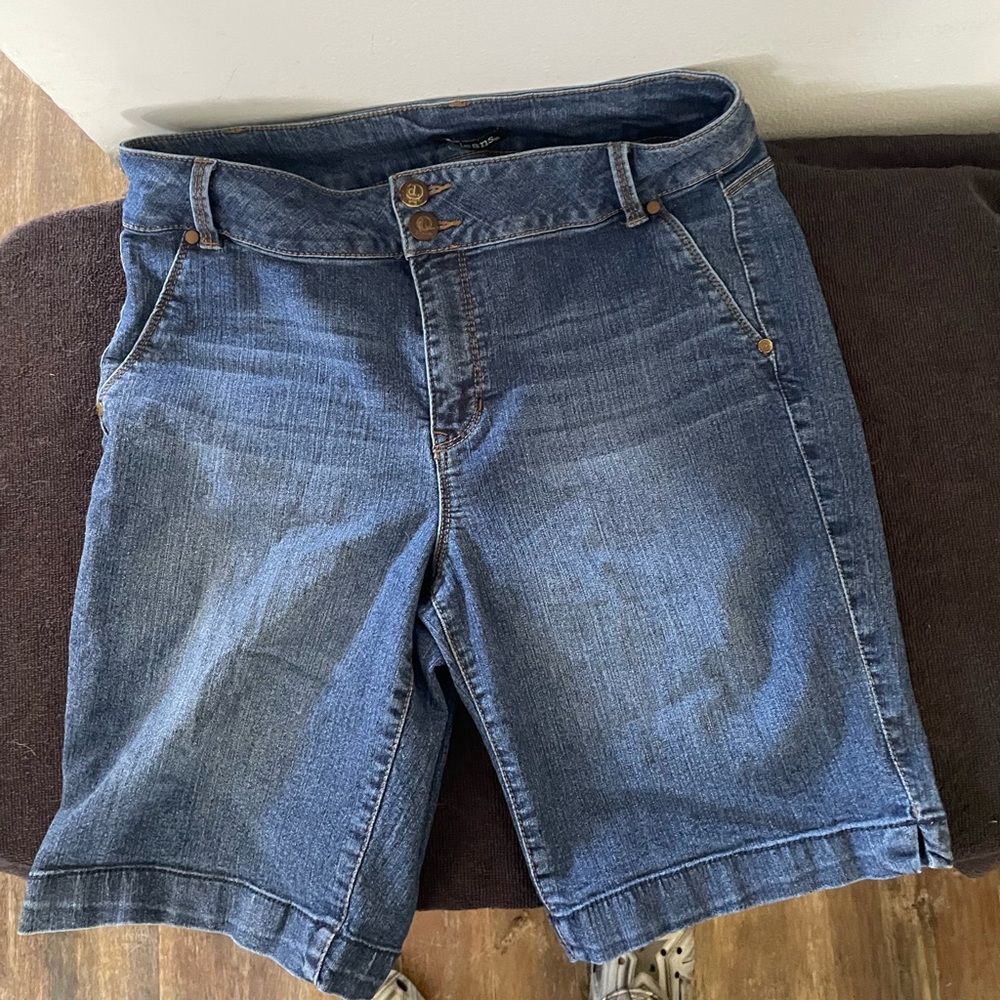 Ladies denim Bermuda shorts